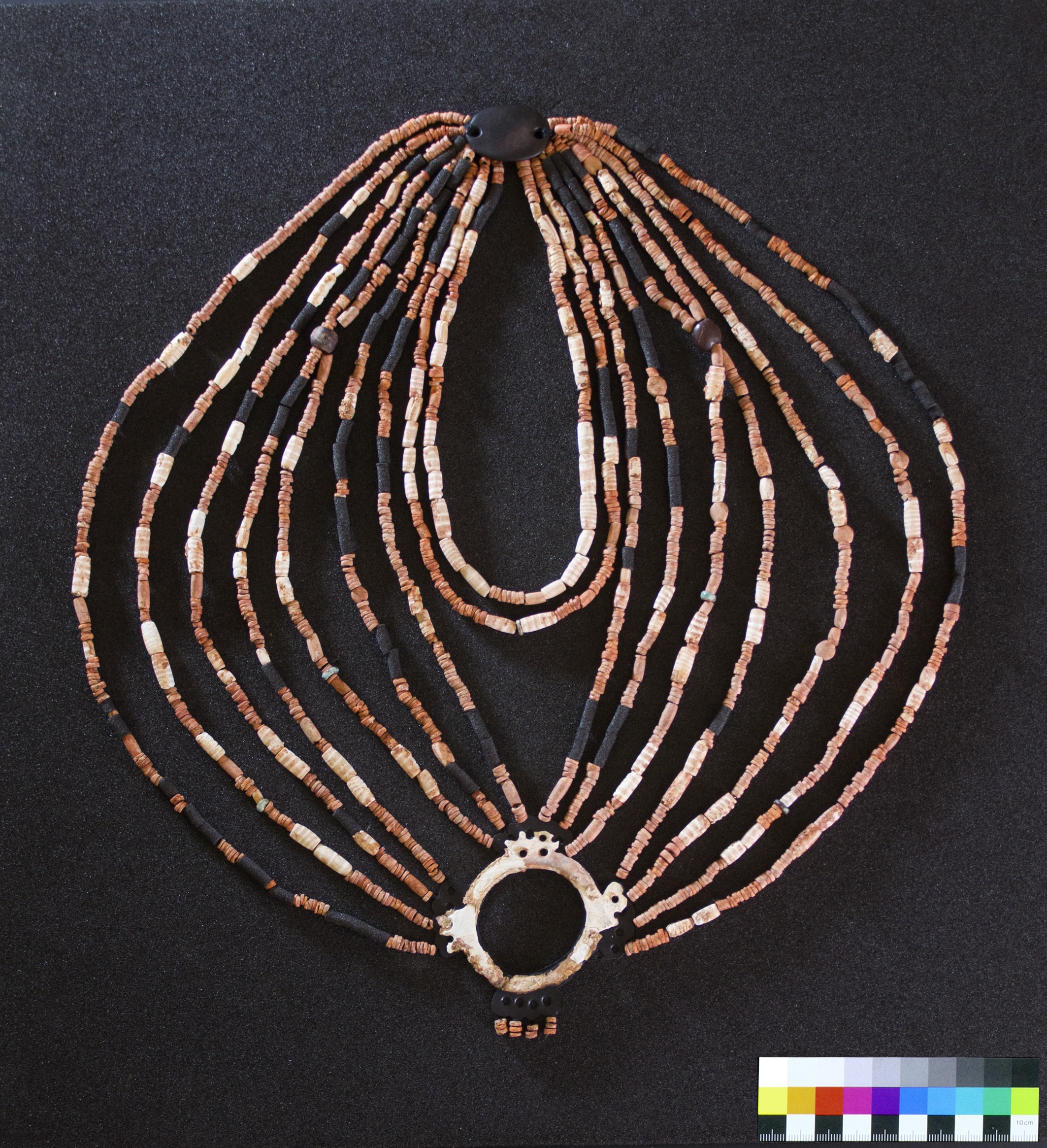 Fotografía de la figura 23 del estudio: montaje científico del collar de Ba’ja, con piezas originales y sustitutos modernos señalados.
