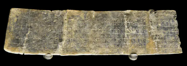 Chumbo I de La Bastida de les Alcusses: fotografia do original recortada sobre negro, com dois suportes transparentes conservados; sinais incisos sem redesenho.