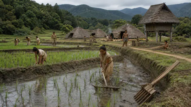 Reconstituição histórica específica de Os campos inundados de Itazuke, Itazuke, Fukuoka, Kyushu, desde a fase inicial Yayoi, por volta dos séculos X–VIII a.C. segundo a cronologia longa