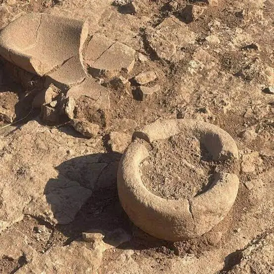 Fotografía aportada de un recipiente de piedra fragmentado, con tierra en su cavidad, en un contexto de excavación atribuido por el usuario a Çakmaktepe.