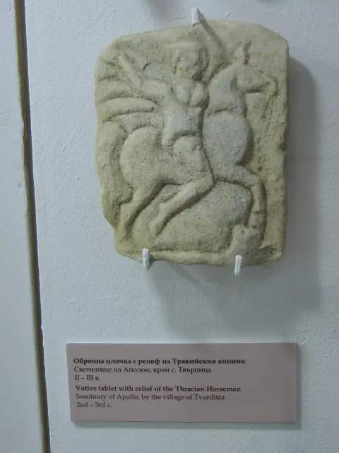 Relevo do Cavaleiro Trácio proveniente de Tvarditsa, séculos II–III d.C. Testemunho regional de época romana; não retrato imperial.