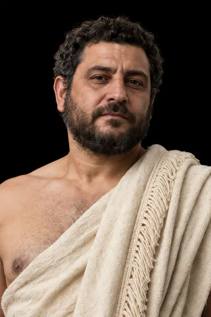 Retrato recriado com IA de Shulgi, de cabeça e ombros sobre fundo preto; aparência hipotética.