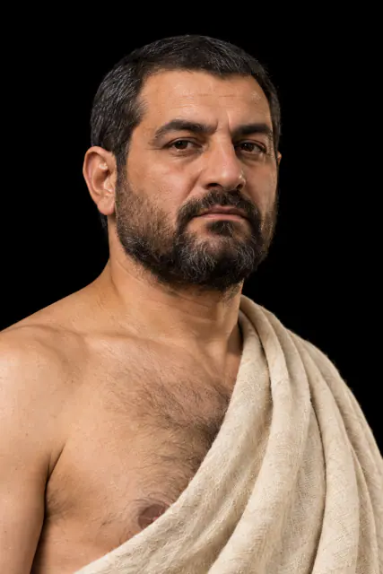 Retrato recriado com IA de Ur-Namma / Ur-Nammu, de cabeça e ombros sobre fundo preto; aparência hipotética.