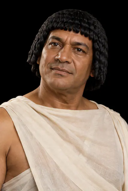 Retrato recriado com IA de Senenmut, de cabeça e ombros sobre fundo preto; aparência hipotética.