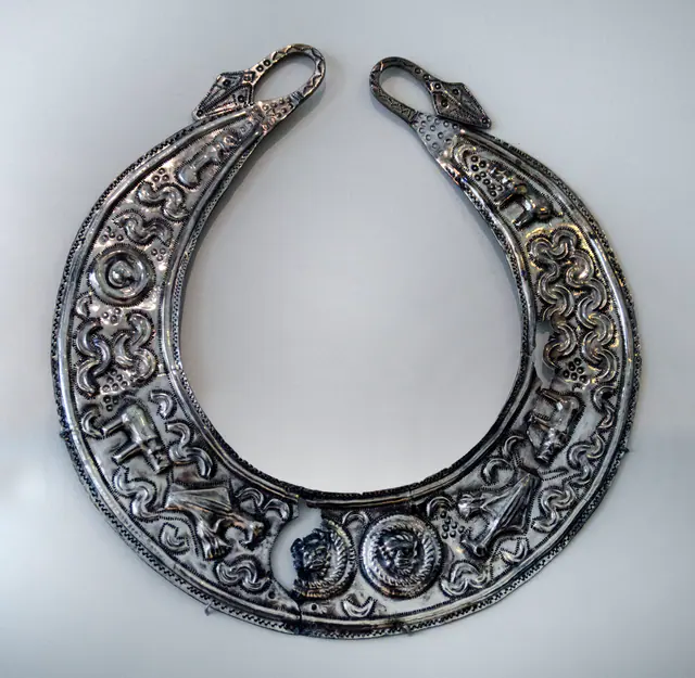Fotografía del original: Pectoral de Chão de Lamas, MAN 28589.