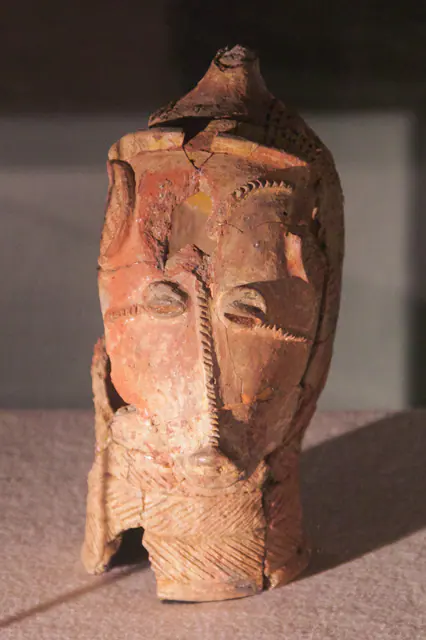 Fotografía del original: Detalle de una cabeza zoomorfa de Lydenburg, Ejemplar zoomorfo; número individual no publicado.