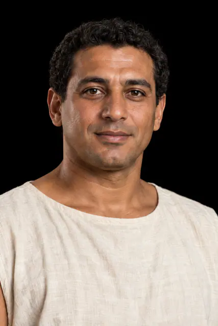 Retrato recriado com IA de Ahmes, de cabeça e ombros sobre fundo preto; aparência hipotética.