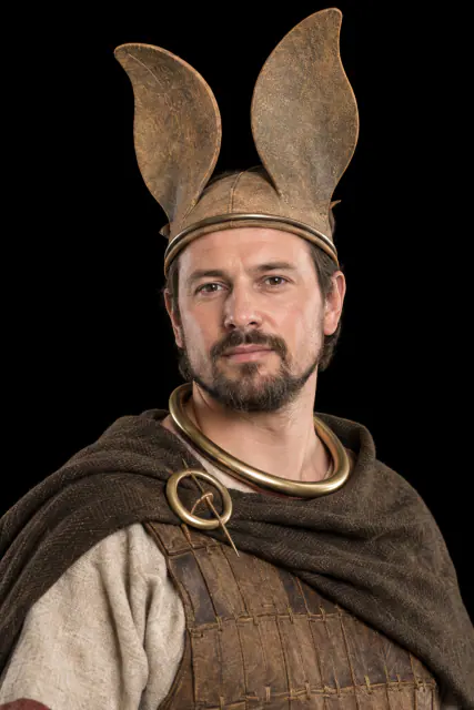 Retrato do Príncipe de Glauberg recriado com IA, de cabeça e ombros sobre fundo preto; aparência hipotética.
