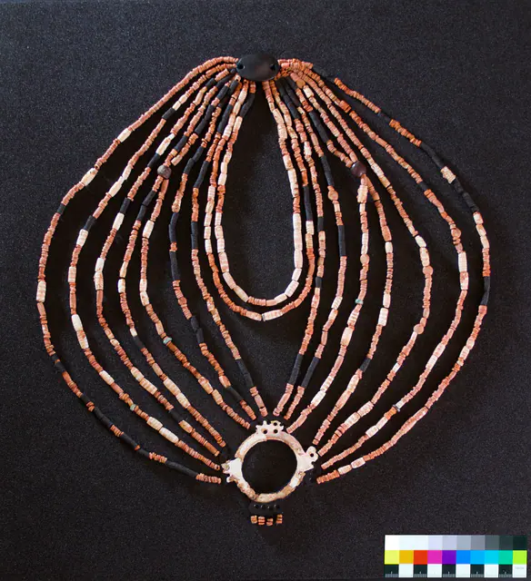 Fotografía de la figura 23 del estudio: montaje científico del collar de Ba’ja, con piezas originales y sustitutos modernos señalados.