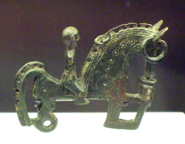 Fotografía del original: Fíbula de Lancia, MAN 22925.