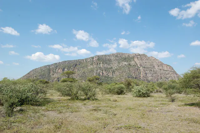 Colina de Tsodilo, Botsuana, fotografada por Joachim Huber em 2007; quartzito e vegetação, sem pessoas visíveis.
